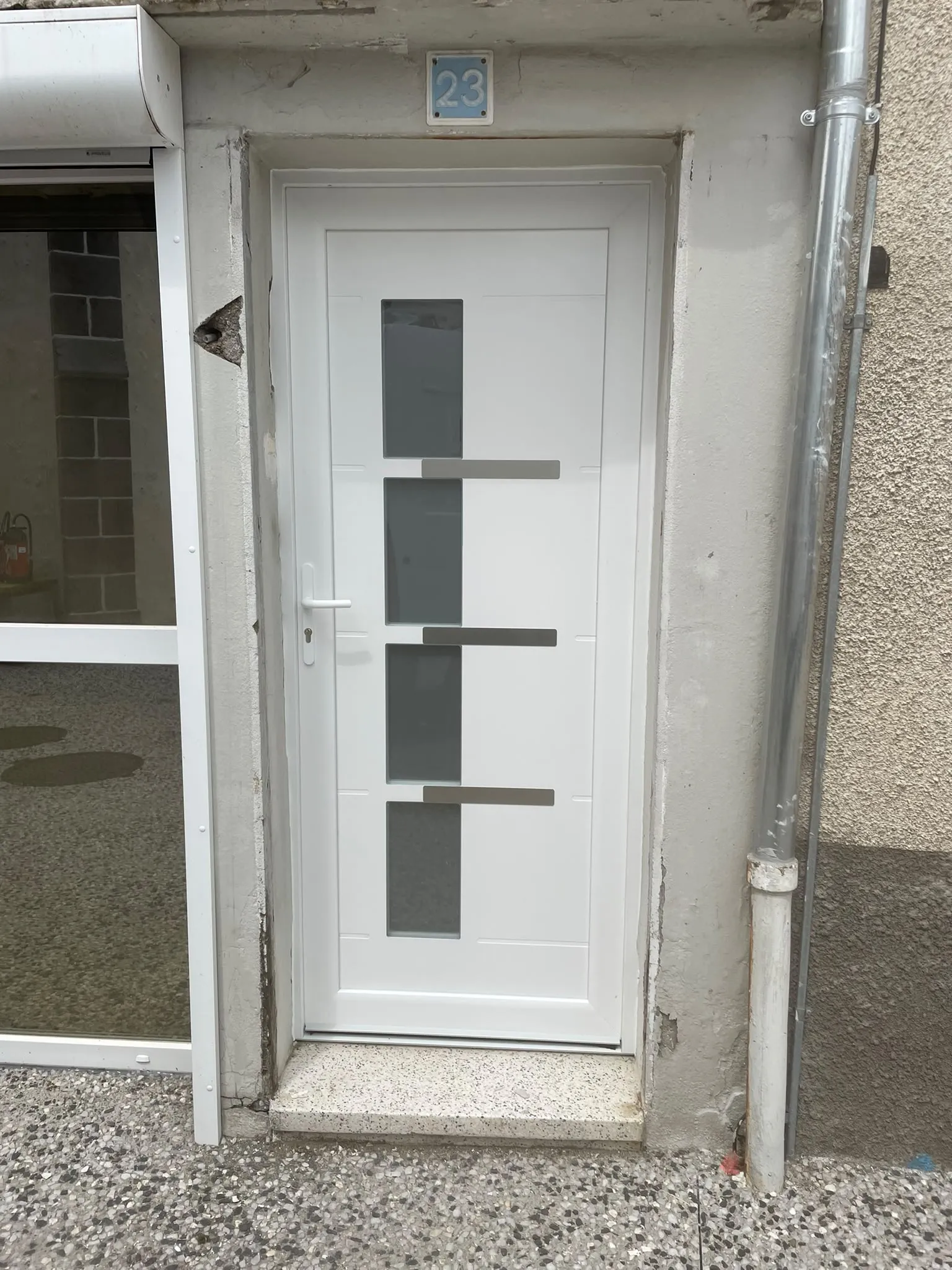 Porte d’entrée blanche et ensemble vitré — AFermetures