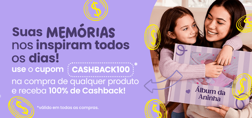 Banner promocional com fundo lilás mostrando mãe e filha sorrindo e abraçadas, segurando fotolivro personalizado com a frase “Álbum da Aninha”. Texto do banner: “Eternize com mais vinte por cento de desconto usando o cupom CLIENTE vinte, em compras acima de cento e quarenta e nove reais e noventa centavos