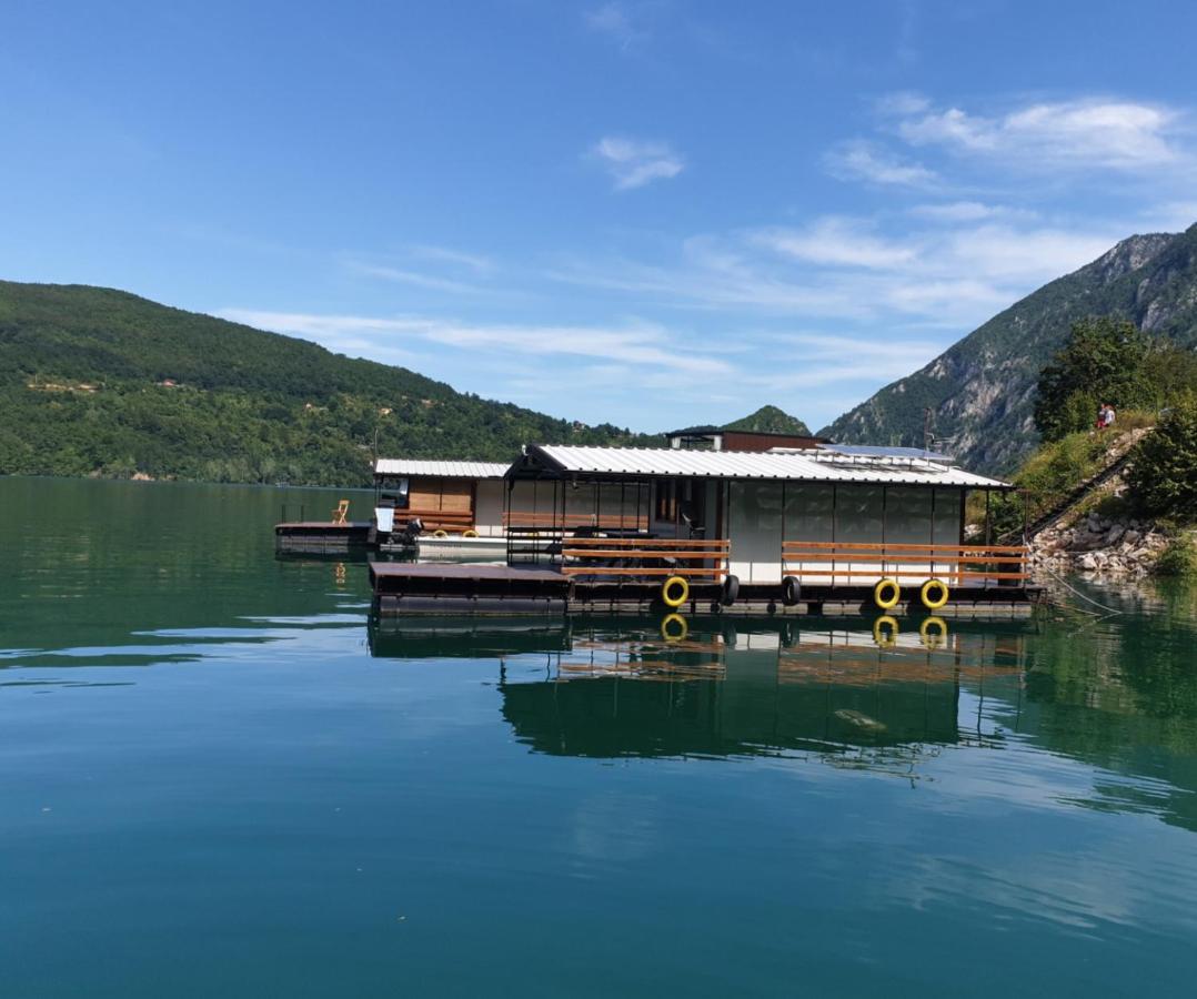 Slika splava na Perucackom jezeru, Floating Apartments u Srbiji