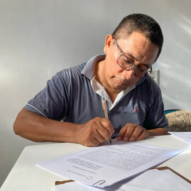 Homem assinando acordo