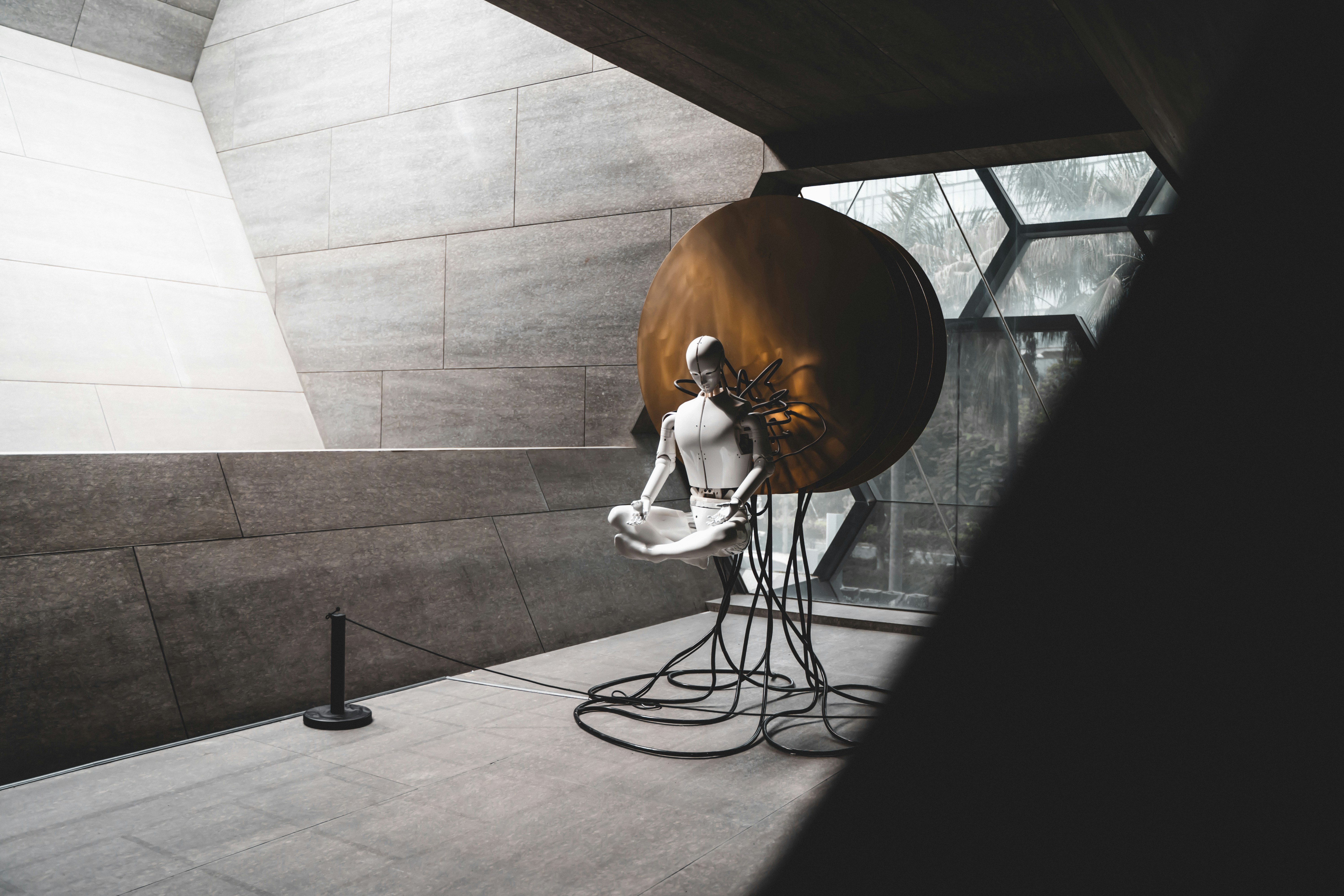 Ein Partner Mann im weißen Hemd sitzt auf Stuhl