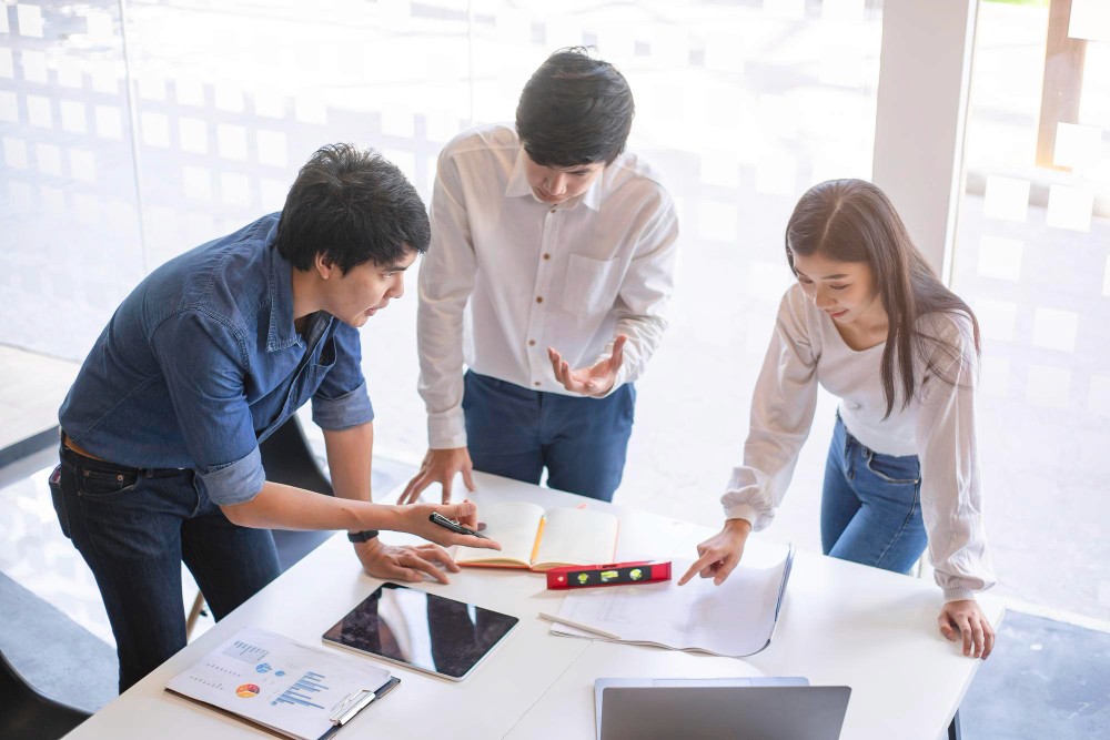 BW Design Centre 是一支擁有16年豐富經驗的專業設計團隊，我們專注於社區設計，致力打造更好社區環境。我們的服務涵蓋多個領域，包括醫療安老、教育空間、NGO非牟利組織、藝術設計、宗教團體、社區美化，以及環保ESG項目。我們透過專業工程和設計方案，從初步概念到完整執行，提供一站式服務，幫助客戶提升品牌形象，實現空間轉型，優化您的社區空間！無論是改善社區設施或推動可持續發展，我們都以創新和實用為本，確保每個項目都帶來實質價值。