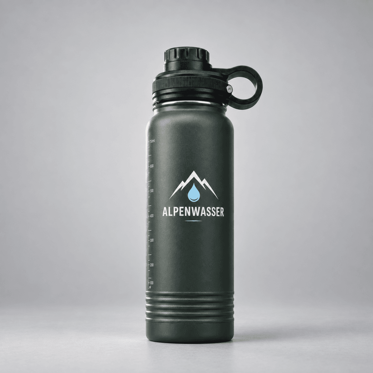 ALPENWASSER-Flasche vor neutralem Hintergrund – KI-Konzept