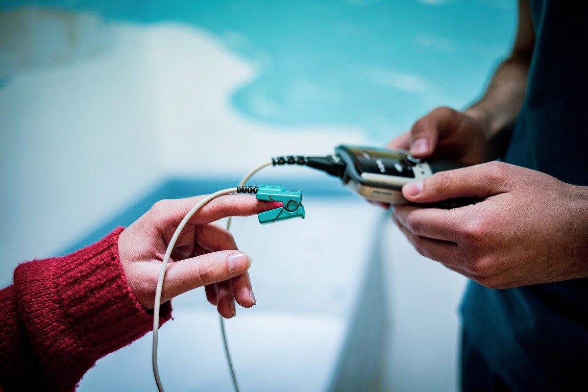 Heim Pál Gyermekgyógyászíti Intézet logójával ellátott kép kék háttér előtt