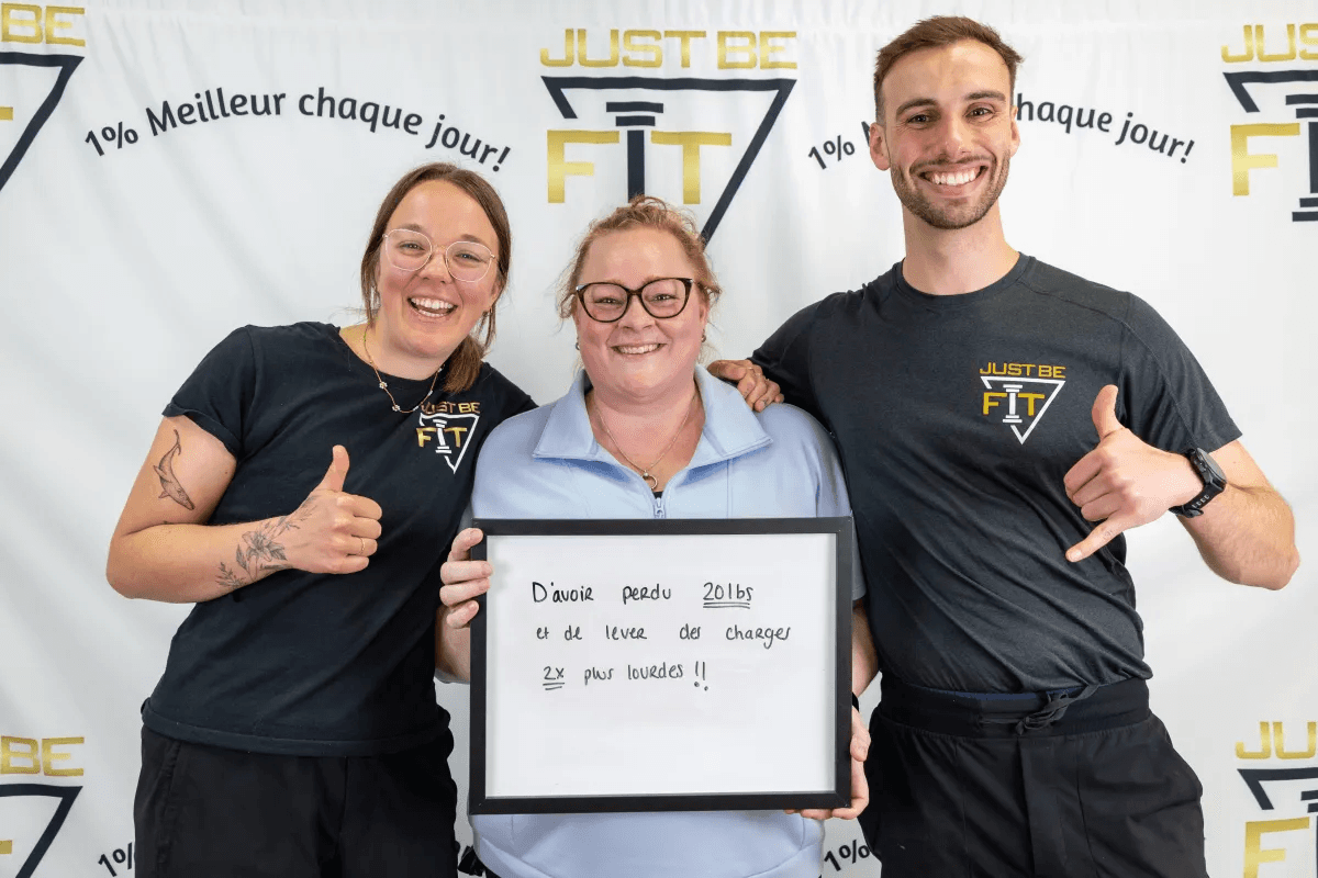 Témoignage d'une femme ayant perdu 20 livres et doublé sa force musculaire avec le programme Just Be Fit.