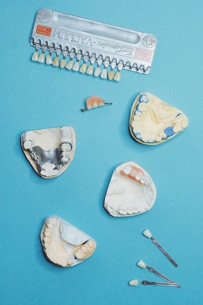 several cemented and marked tooth models, as well as teeth placed nearby