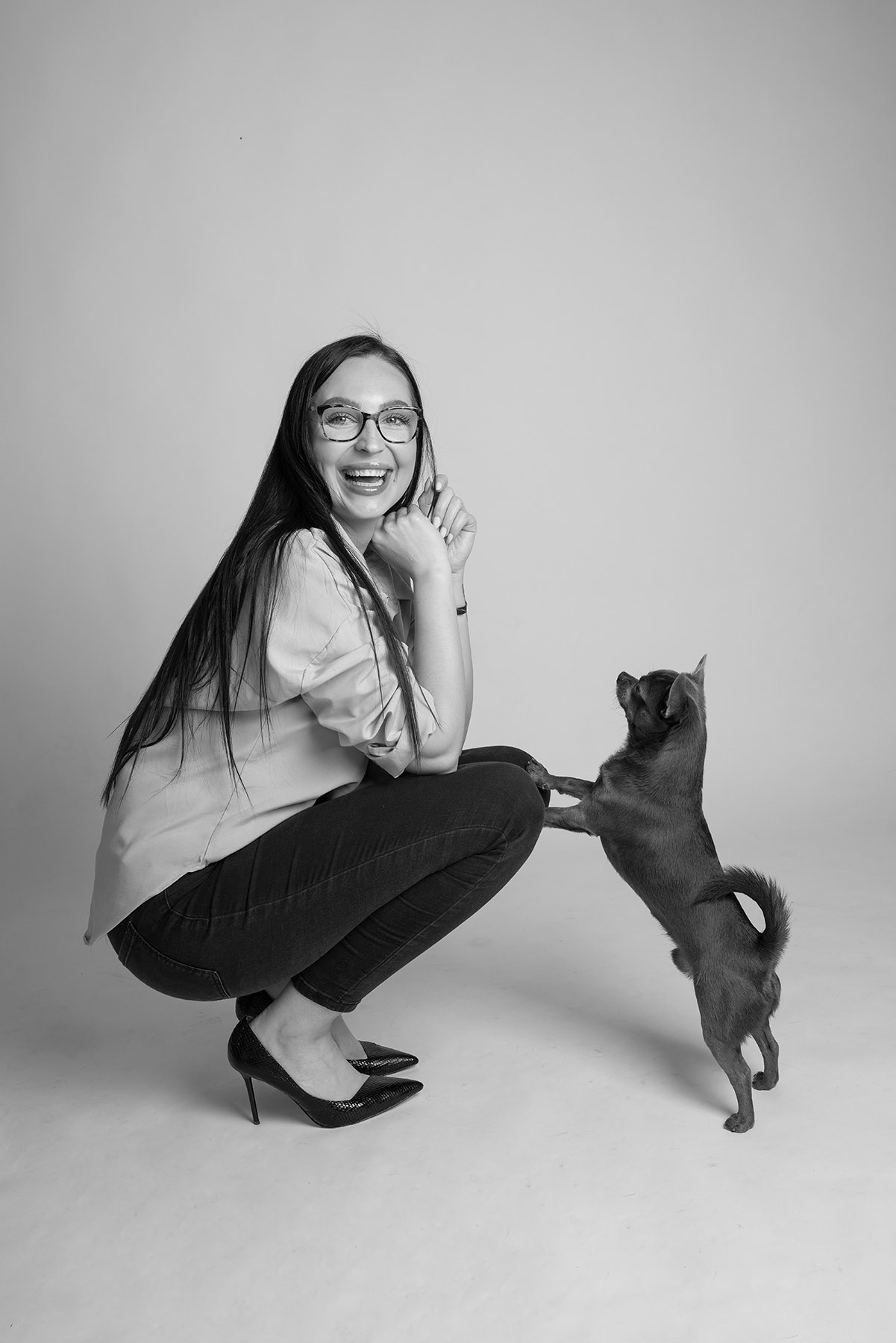 Lifestyle portrét se psem v ateliéru, focení se zvířaty Praha 9.