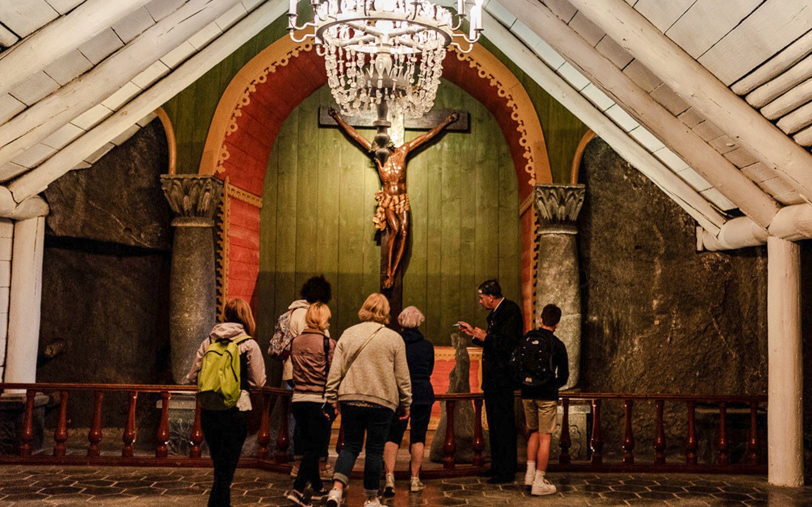 Skoðunarhópur sem skoðar innri kapellu við Wieliczka Salt Mine.