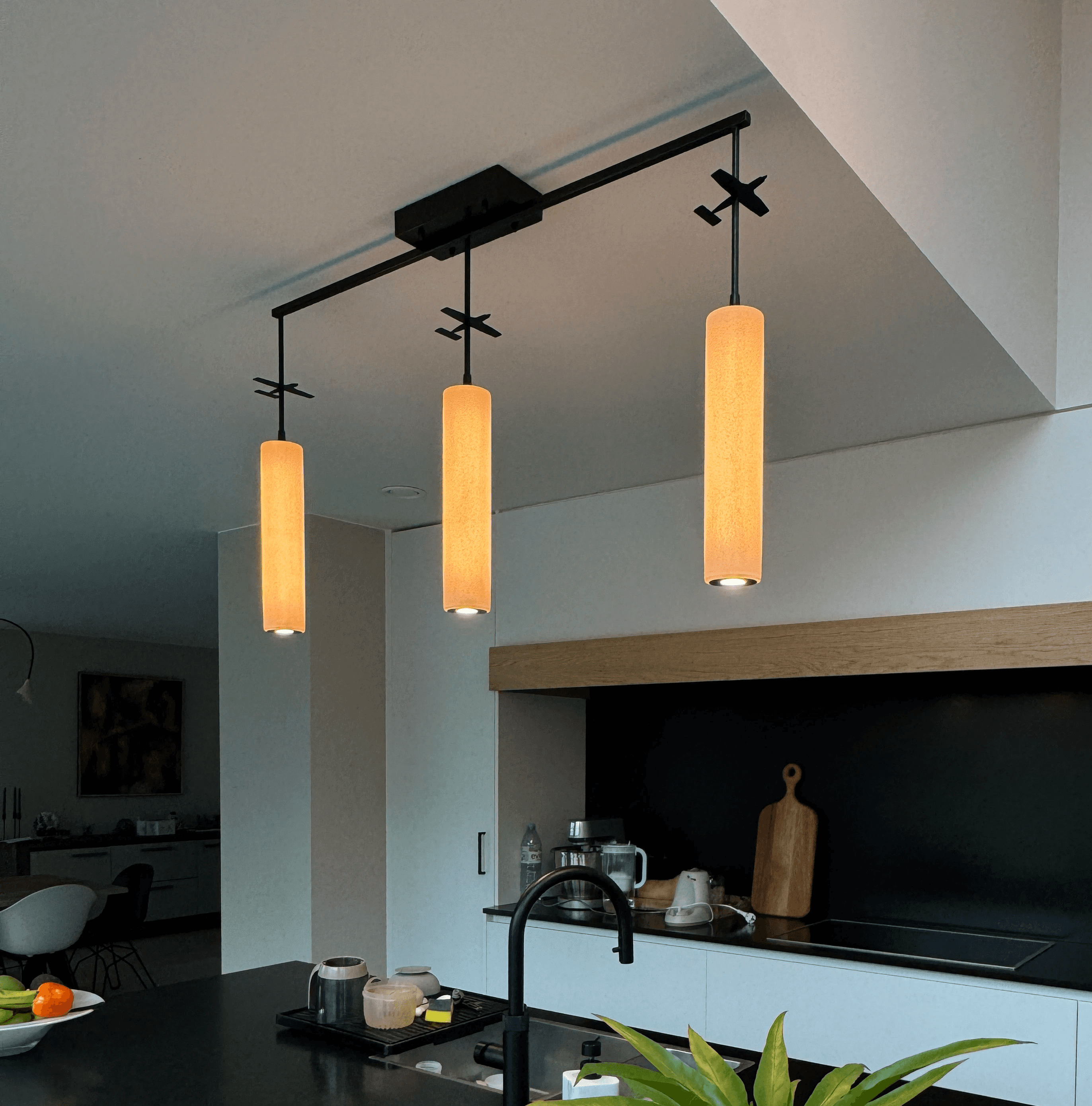 Detail van maatwerk hanglampen van Bellini Lighting met warme lichtkleur en hoogwaardige afwerking