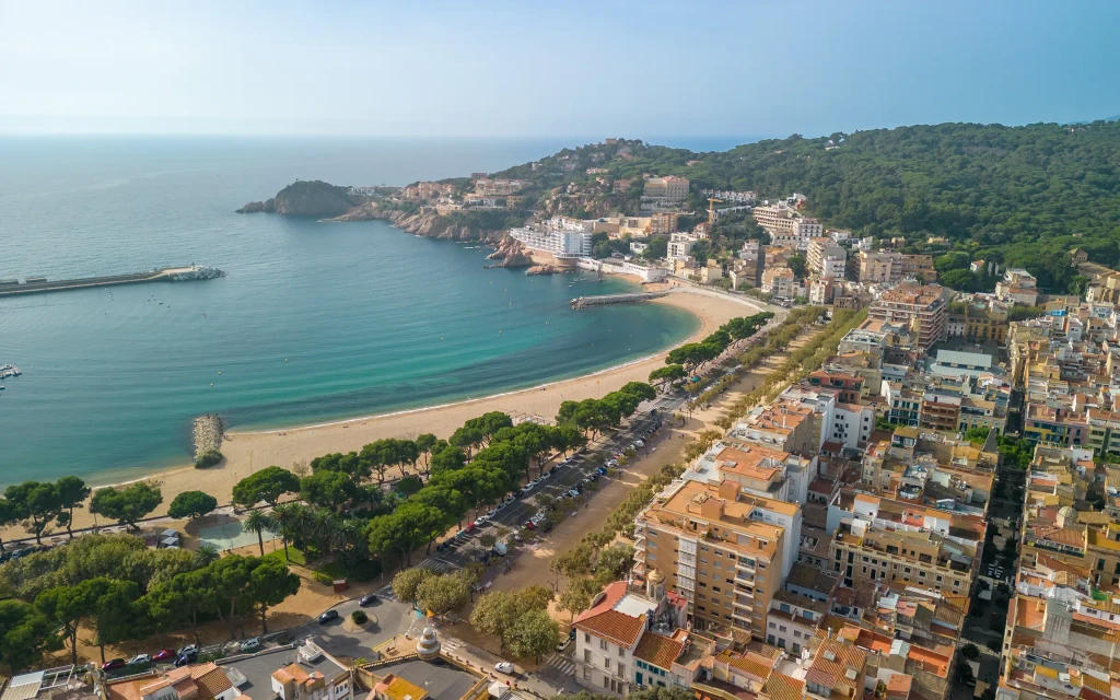 Sant Feliu de Guíxols langs Costa Brava-kysten | Expa Travel
