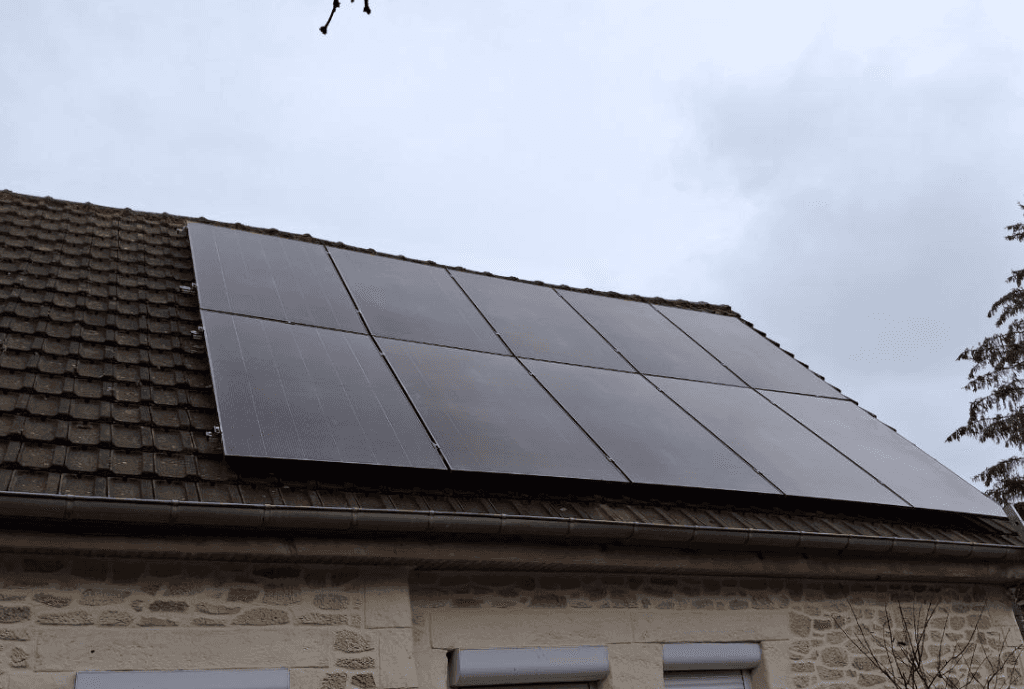 Photo d'une maison à Clef-Vallée-d'Eure en France équipée de panneaux photovoltaïques dont l'installation a été faite par Solarock.