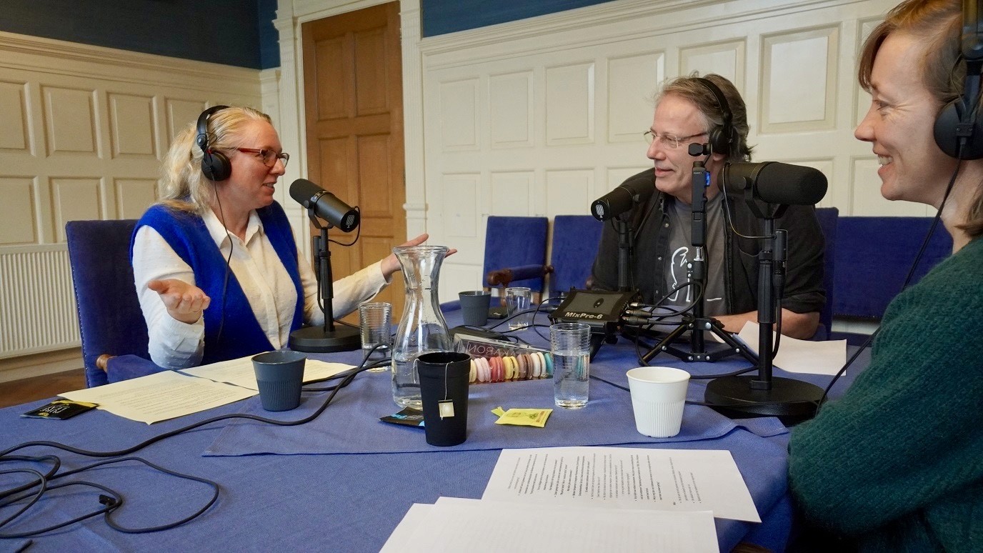 Marijke Leliveld wordt geïnterviewed door Wim Brons en Hanna van Loo