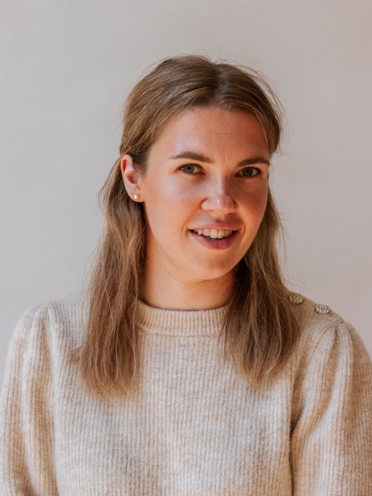 Portretfoto van Roos van der Burg, oprichter en CEO van SheVibes, lachend in een natuurlijke omgeving.
