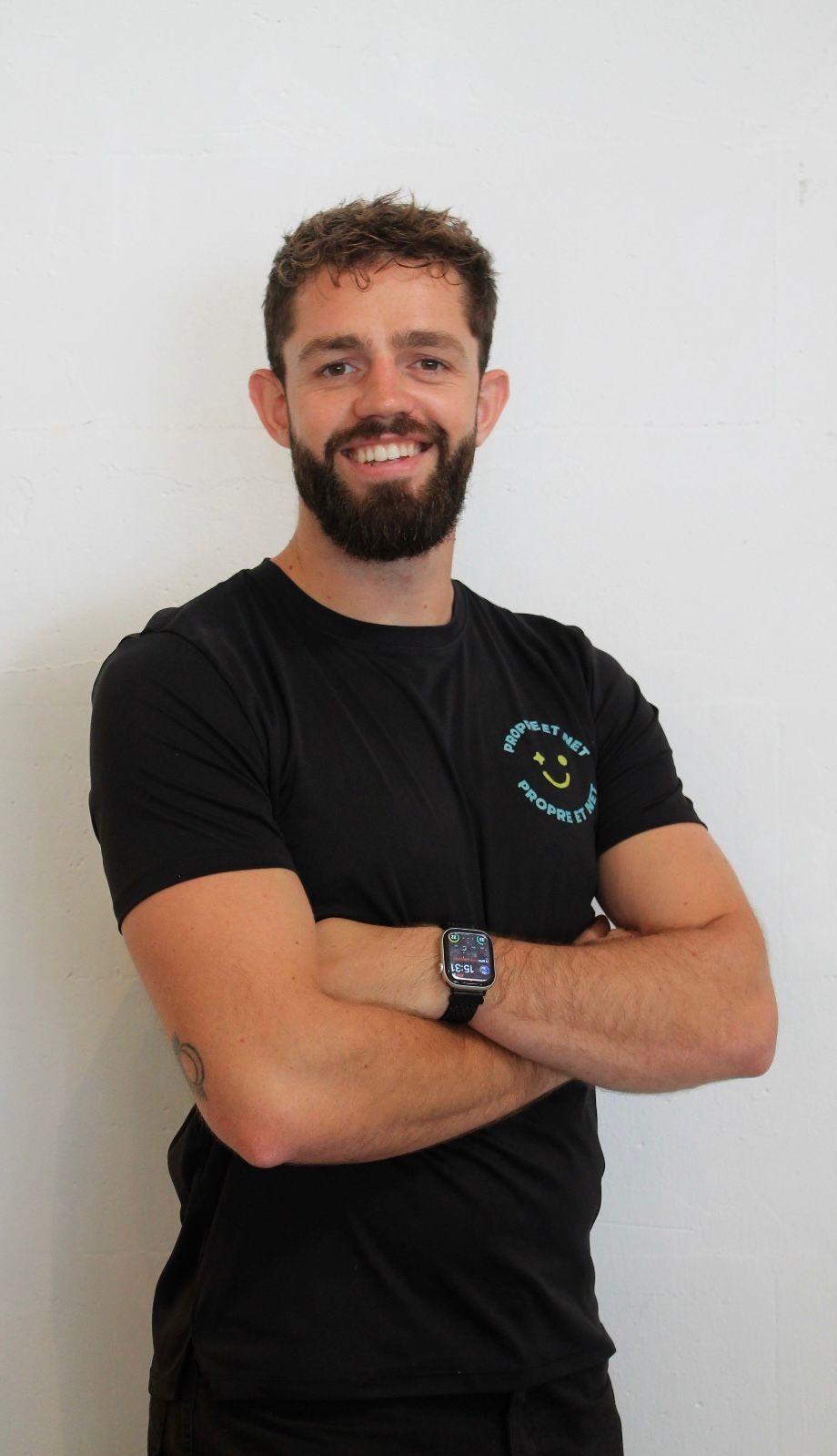 Portrait du gérant de Propre et Net à Rennes, expert en nettoyage textile à domicile (canapé, tapis, matelas, sièges auto) et entretien de vitres, terrasses, fin de chantier et petits travaux