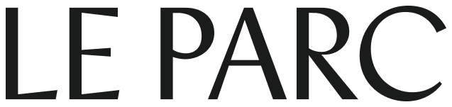 Logo ufficiale Le Parc Eyewear con elegante lettering nero maiuscolo, costruito attraverso linee sottili, allungate e contemporanee. Le Parc è un marchio di occhiali nato a Barcellona nel 2023 dalla volontà di sperimentare, giocare e creare attraverso il colore, il design e l’arte. Il fondatore Miquel Dosta trae ispirazione da una famiglia di artisti e in particolare dalla madre, la ceramista Sama Genís, trasformando campioni cromatici, sensibilità materica e influenze artistiche in montature audaci ma sofisticate. Uno dei dettagli caratteristici del marchio è il terminale rotondo dell’asta, sviluppato partendo dai campioni colore presenti nel laboratorio di ceramica e pensato per accentuare l’identità cromatica dell’occhiale. Ogni montatura richiede numerosi passaggi produttivi e combina tecnologia, lavorazione esperta, acetato derivato da fibre di cotone, lucidatura, cerniere resistenti e terminali ergonomici. Brand eyewear spagnolo selezionato da Ottica Dentella per chi cerca occhiali colorati, creativi, confortevoli e riconoscibili.