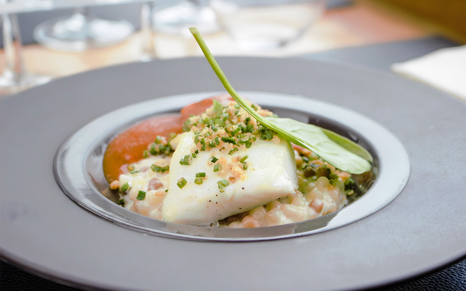 享受Bustronome巴黎之旅上的美食佳肴。