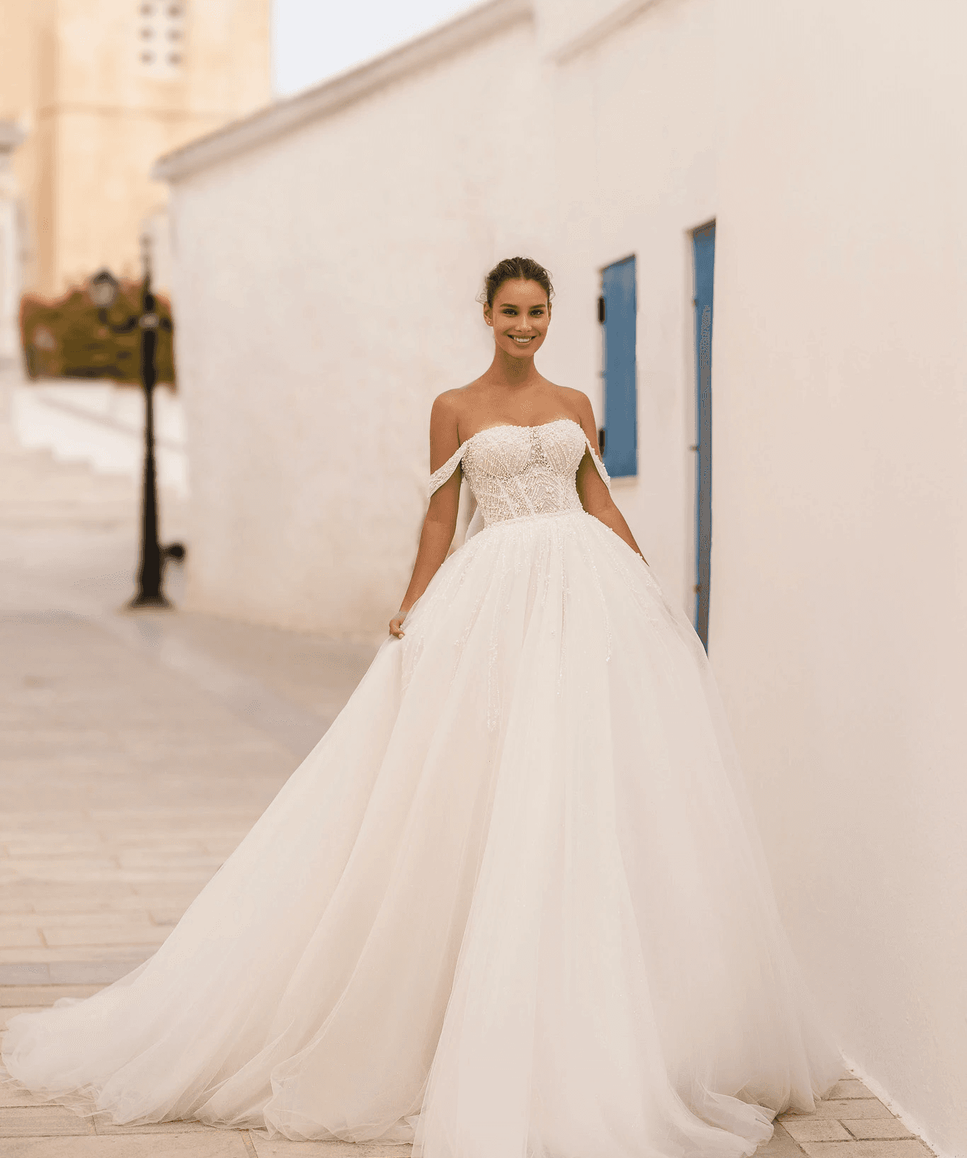 Prinzessin Brautkleid mit perlenbesticktem Corsagen-Oberteil und voluminösem Tüllrock