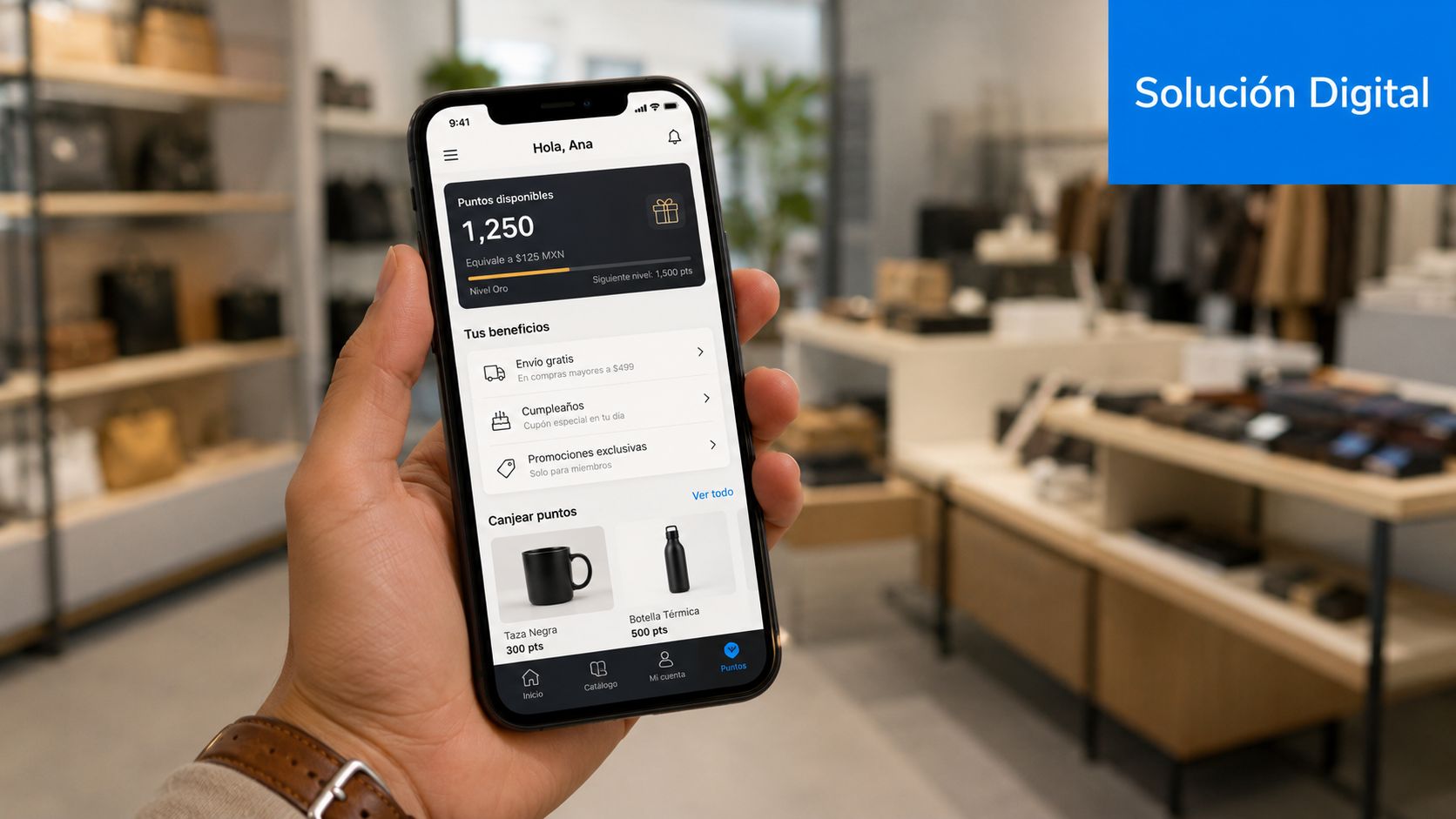 Una mano sosteniendo un smartphone mostrando una aplicación móvil de un programa de lealtad en una tienda.