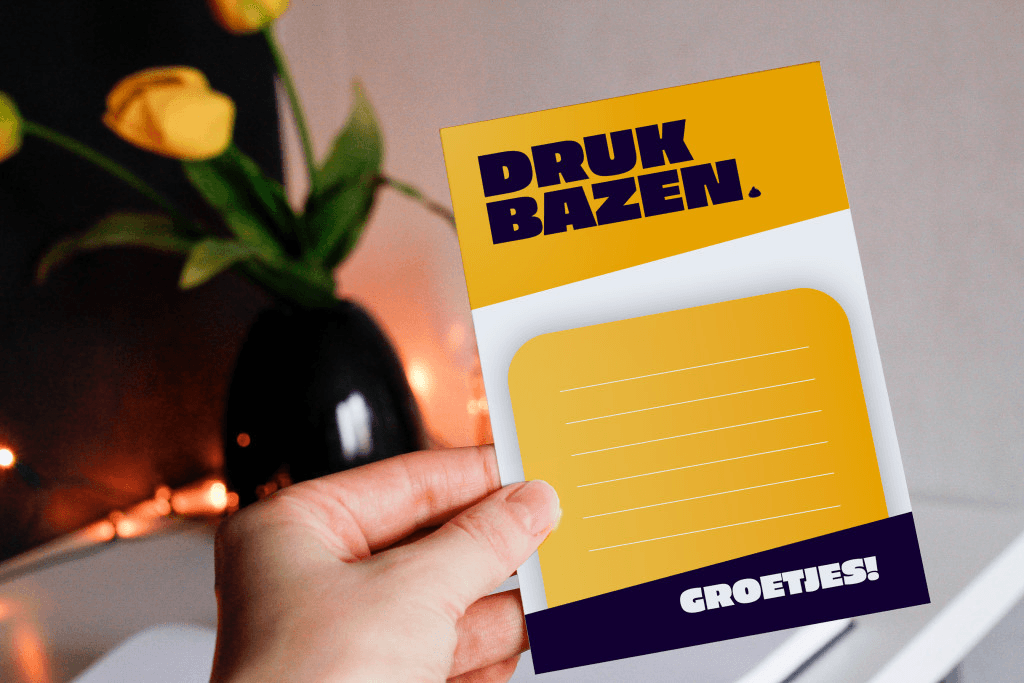 Bedankkaartje van Drukbazen tussen bloemen en kaarsen