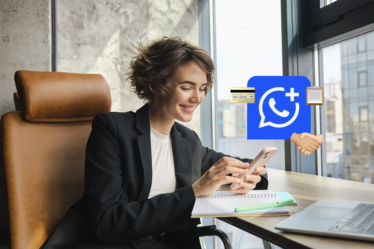 Colaboradora de uma recuperadora de crédito utilizando WhatsApp corporativo