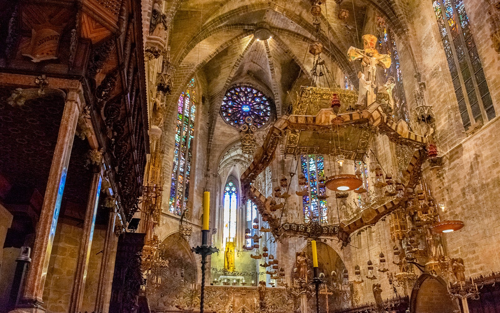 Retablo y vitrales dentro de la Catedral de Palma, Mallorca.
