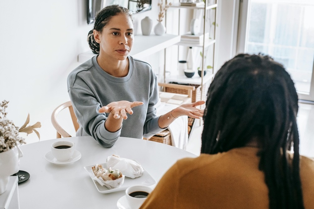 photo de 2 femmes qui discutent dans une cuisine, évoquant comment leur récupération joue sur leur motivation. Une étude d'HRV