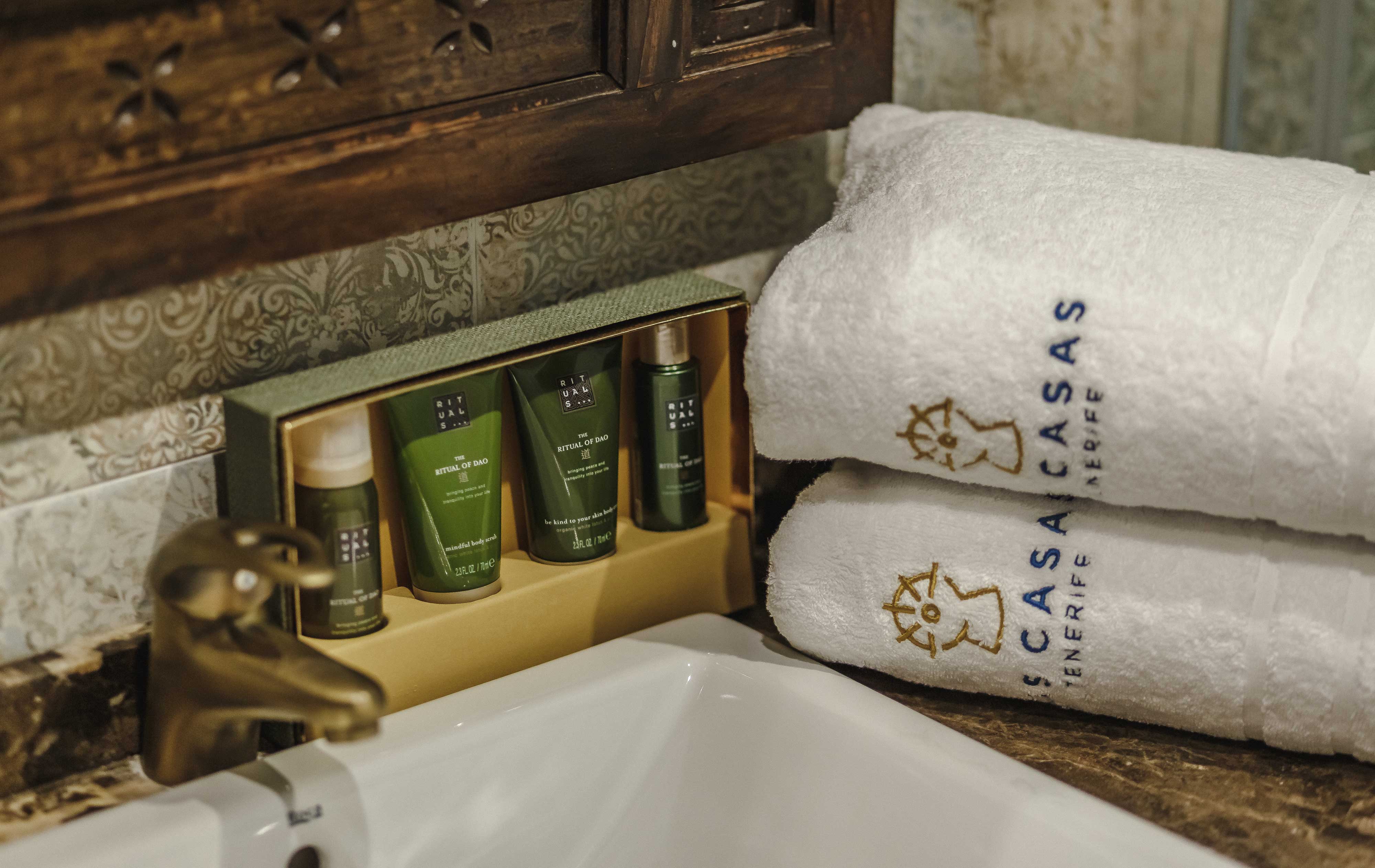 Material-del-servicio-de-las-casas-tenerife,-toallas-y-cremas