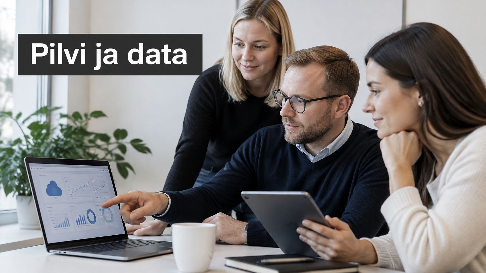 Kolme ammattilaista tarkastelee pilvipalveluihin liittyvää dataa ja kaavioita kannettavan tietokoneen näytöltä modernissa toimistoympäristössä.