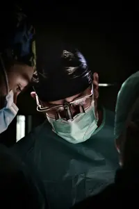 Healthcare sector icon: surgeon in an operating room