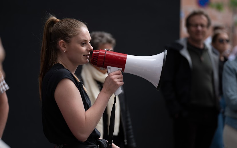 Caroline deler informasjon med deltakere på event