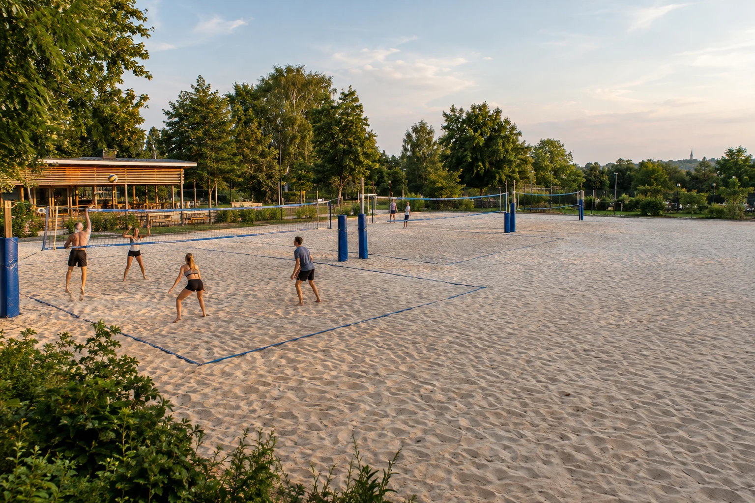 Sandcourts im grünen Beachpark