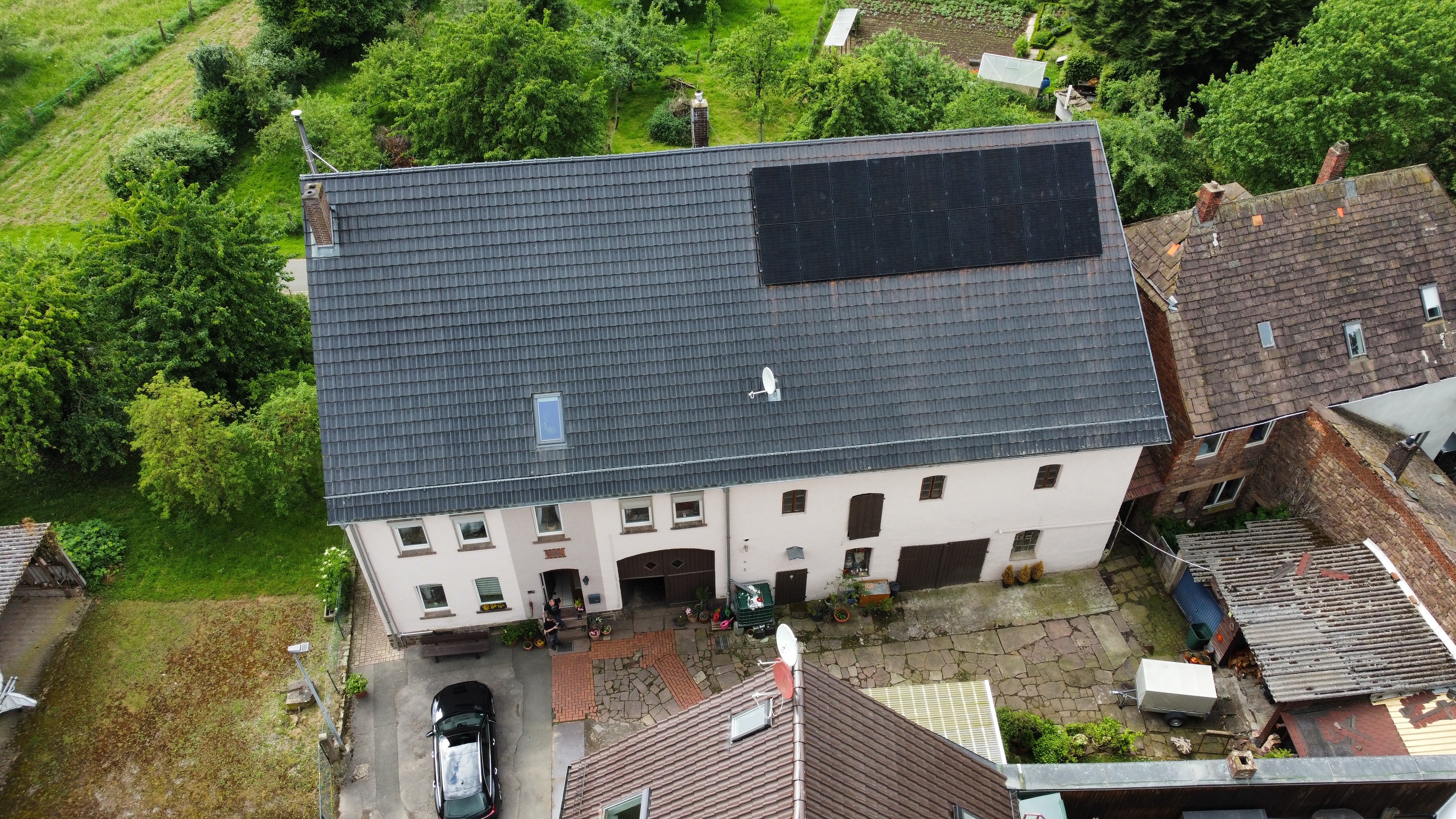 Draufsicht, frontal vom Dach in Boffzen mit PV-Anlage