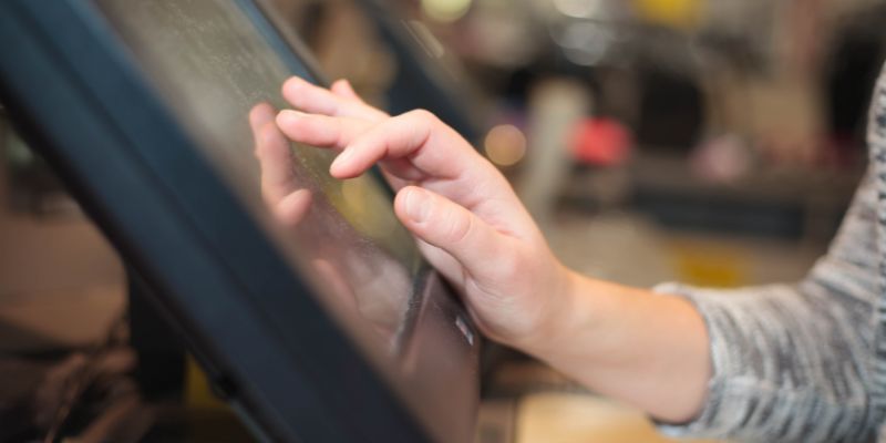 马来西亚餐饮业老板在柜台收款