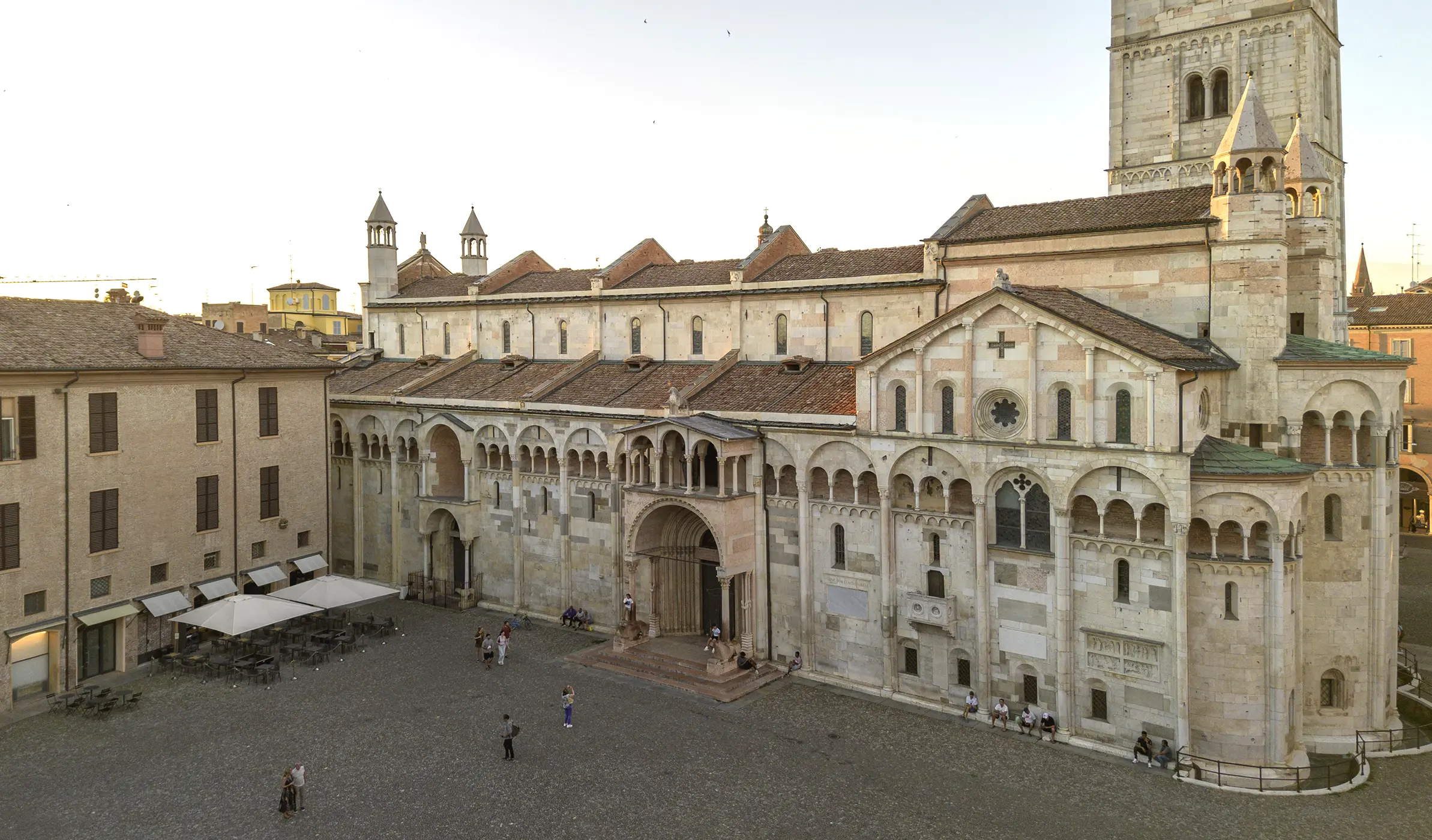 Duomo di Modena and Piazza Grande near Enoteca Al Duomo