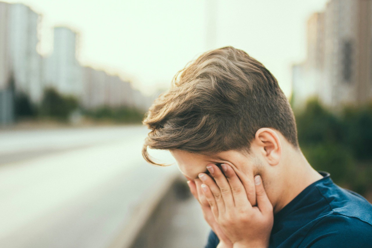 Emotionale Erschöpfung – Person sitzt still am Fenster, innerlich erschöpft, Emotionswerk Berlin