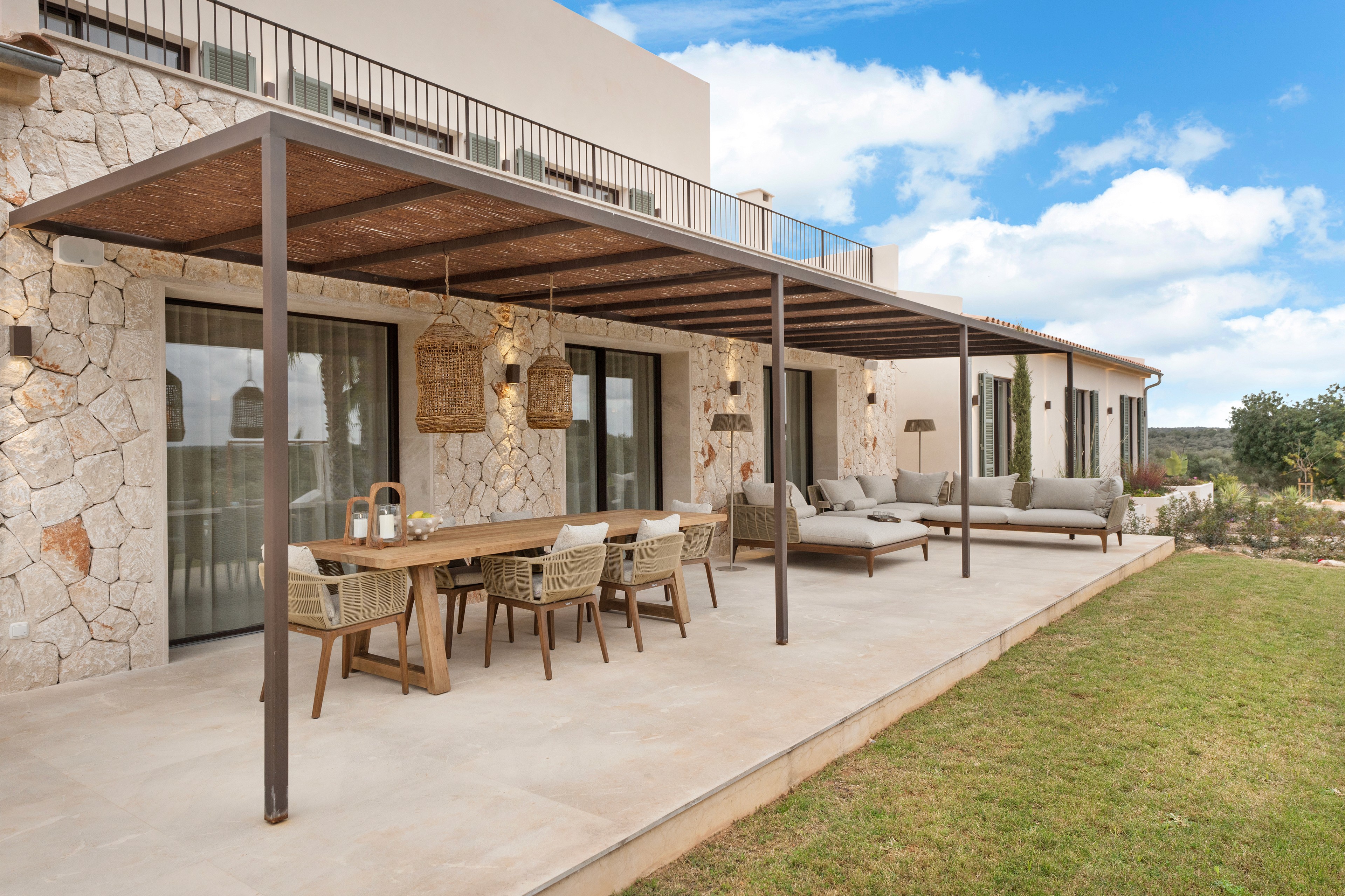 Aussenbereich der Finca in Ses Salines mit Natursteinfassade, Terrasse und moderner mediterraner Architektur