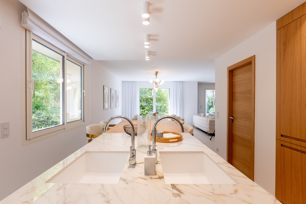 Dining room with glass table and beige chairs