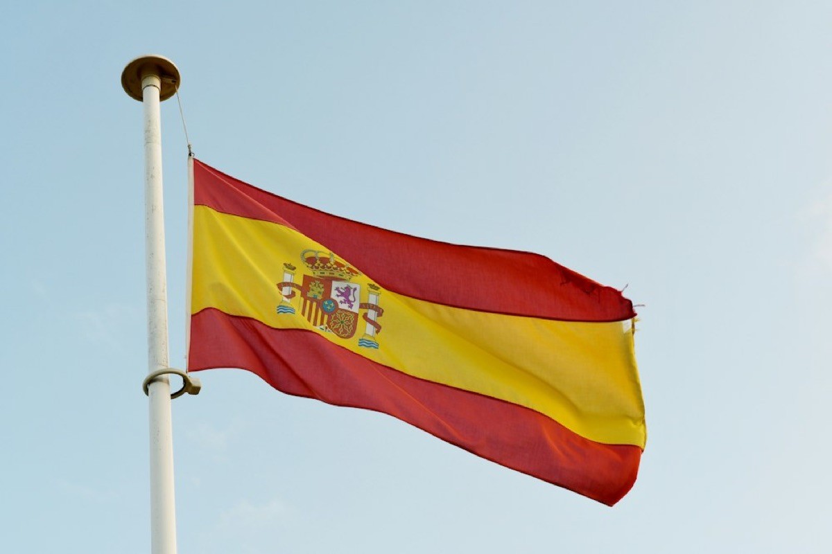Bandera de España ondeando en un mástil