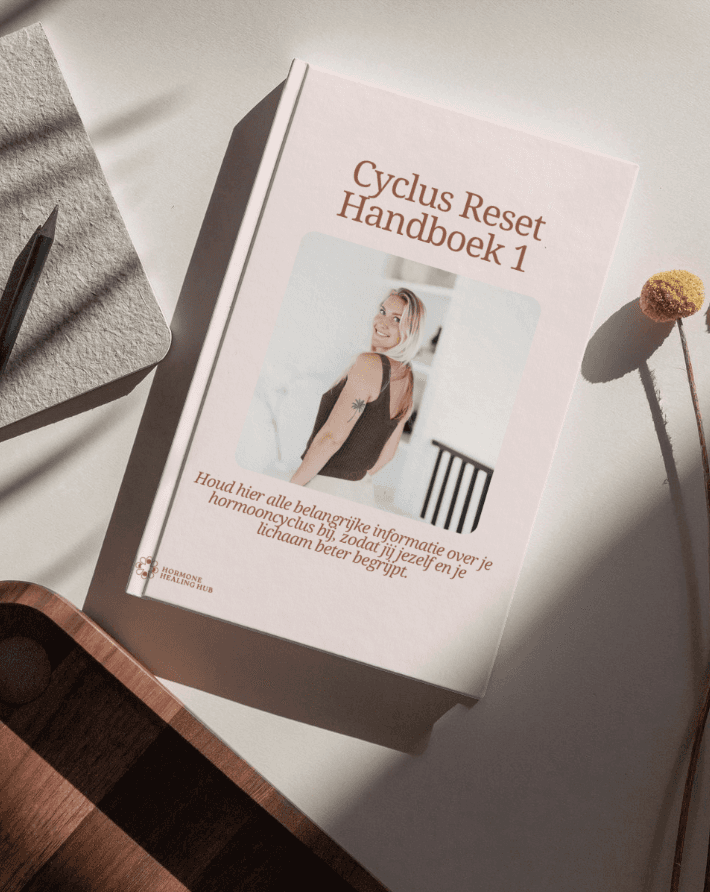 roog gras in de wind, symbool voor vermoeidheid en hormonale klachten rondom de menstruatie.