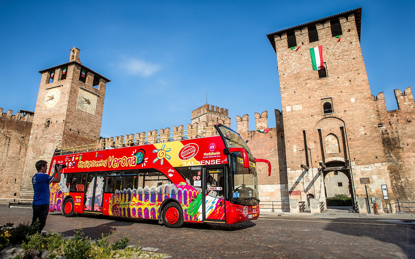 Bas lawatan Verona di hadapan Castelvecchio, Itali.