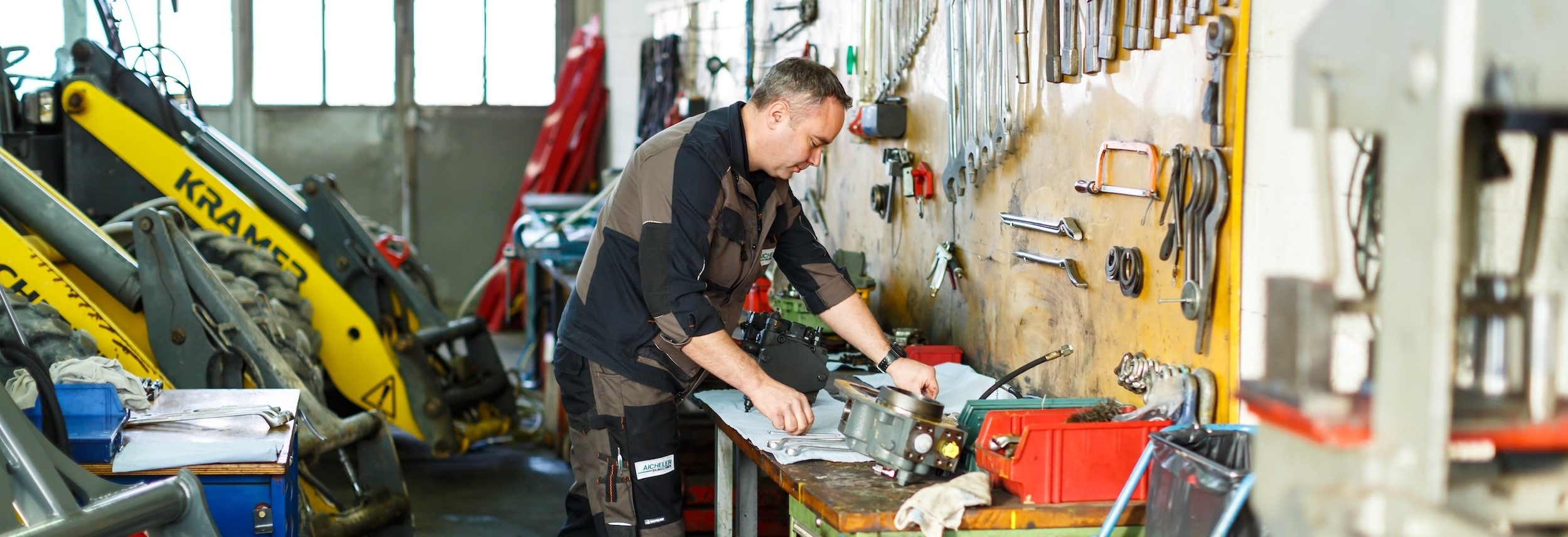 Aicheler Werkstatt mit Baumaschine, Werkzeugen und Ersatzteilen