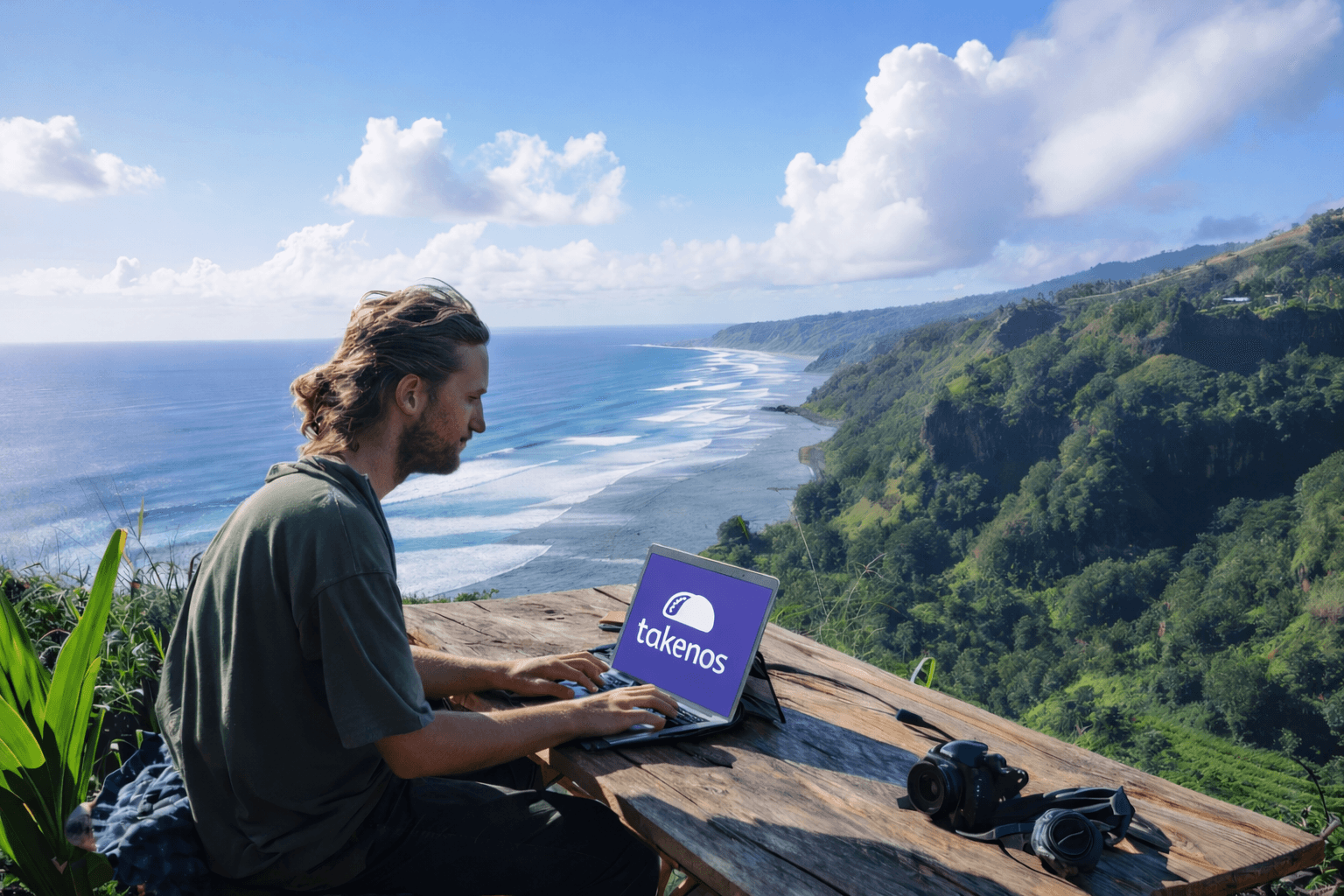 Nómade digital trabajando con su computadora en la naturaleza enfrente a una playa