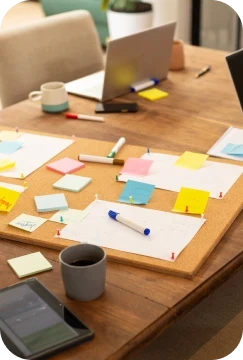 Mesa de trabalho com post-its e planejamento – organização de plano alimentar e consultoria nutricional