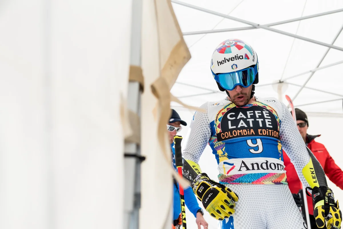 Coureur alpin en tenue de compétition Salomon se concentrant avant le départ de la course.