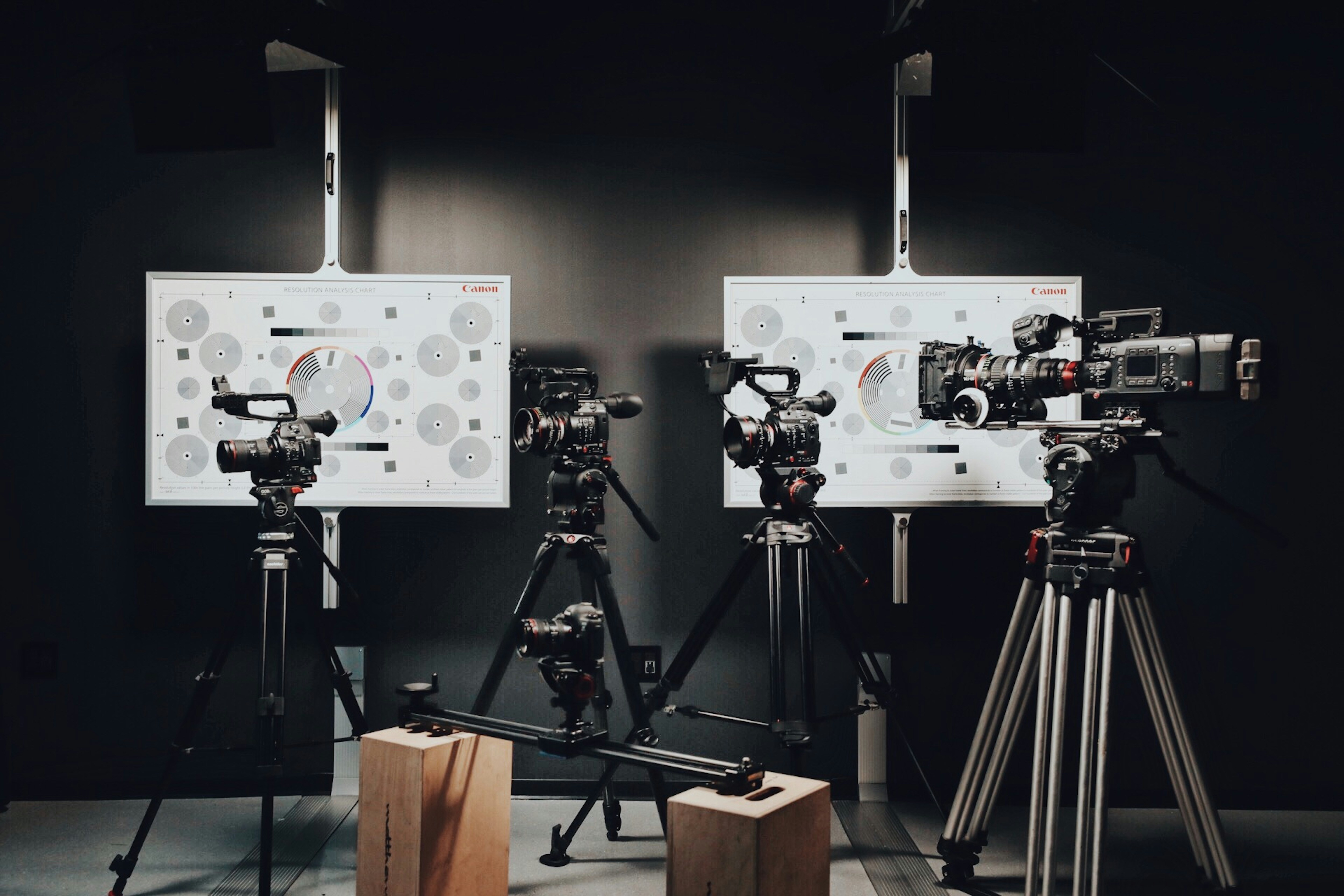 Fotostudio with with cameras on trilegs and writing boards. 