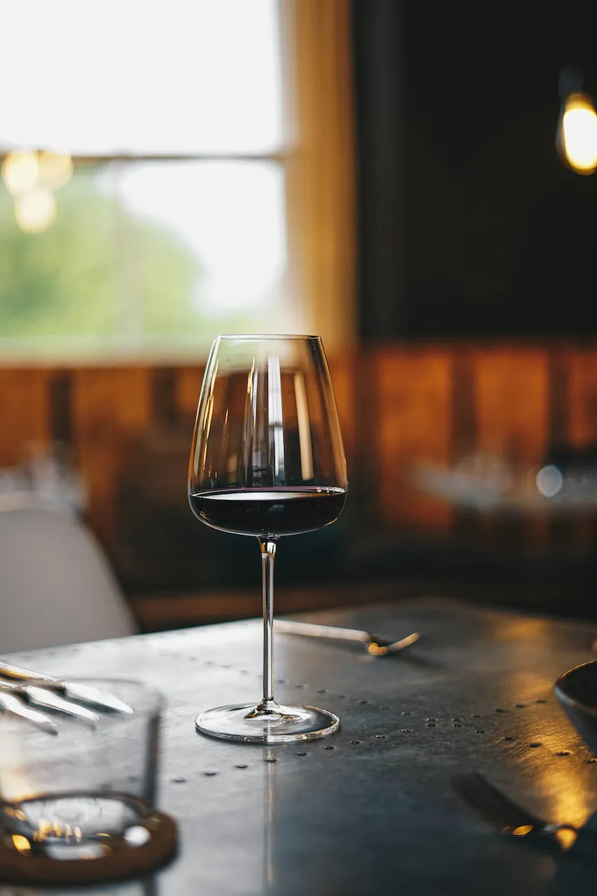 Un verre de vin rouge sur une table