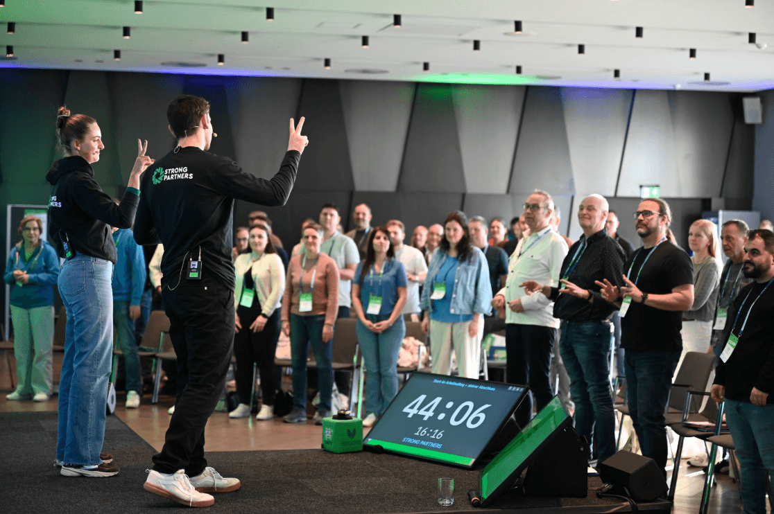Paula Menninghaus und Raoul Lacandra auf der Bühne bei einem BGM-Workshop