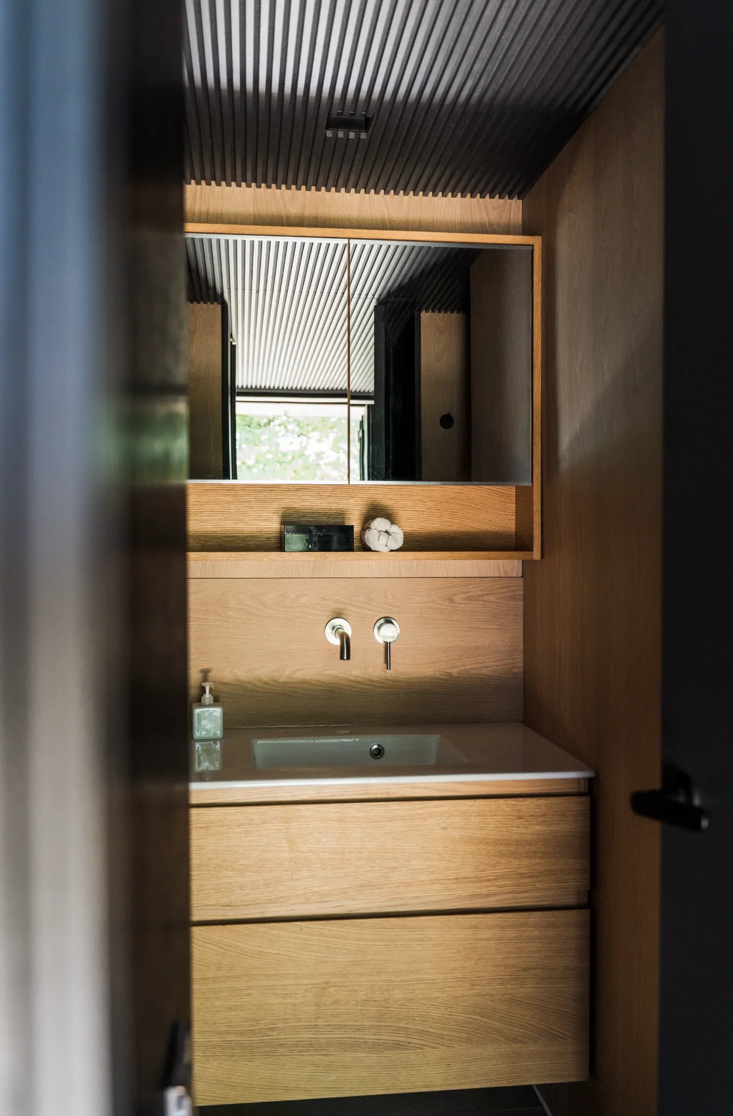 Salle de bain du Teshima Bourgogne, meuble vasque en chêne massif avec miroir et plafond cannelé