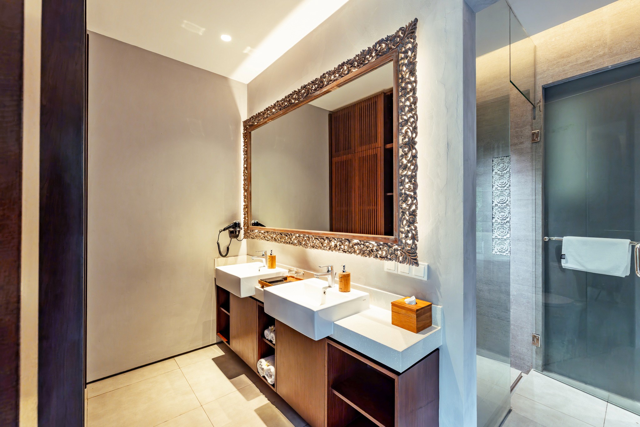 Modernes Badezimmer im Ning Resort Ubud – Stilvolles Design mit balinesischem Touch