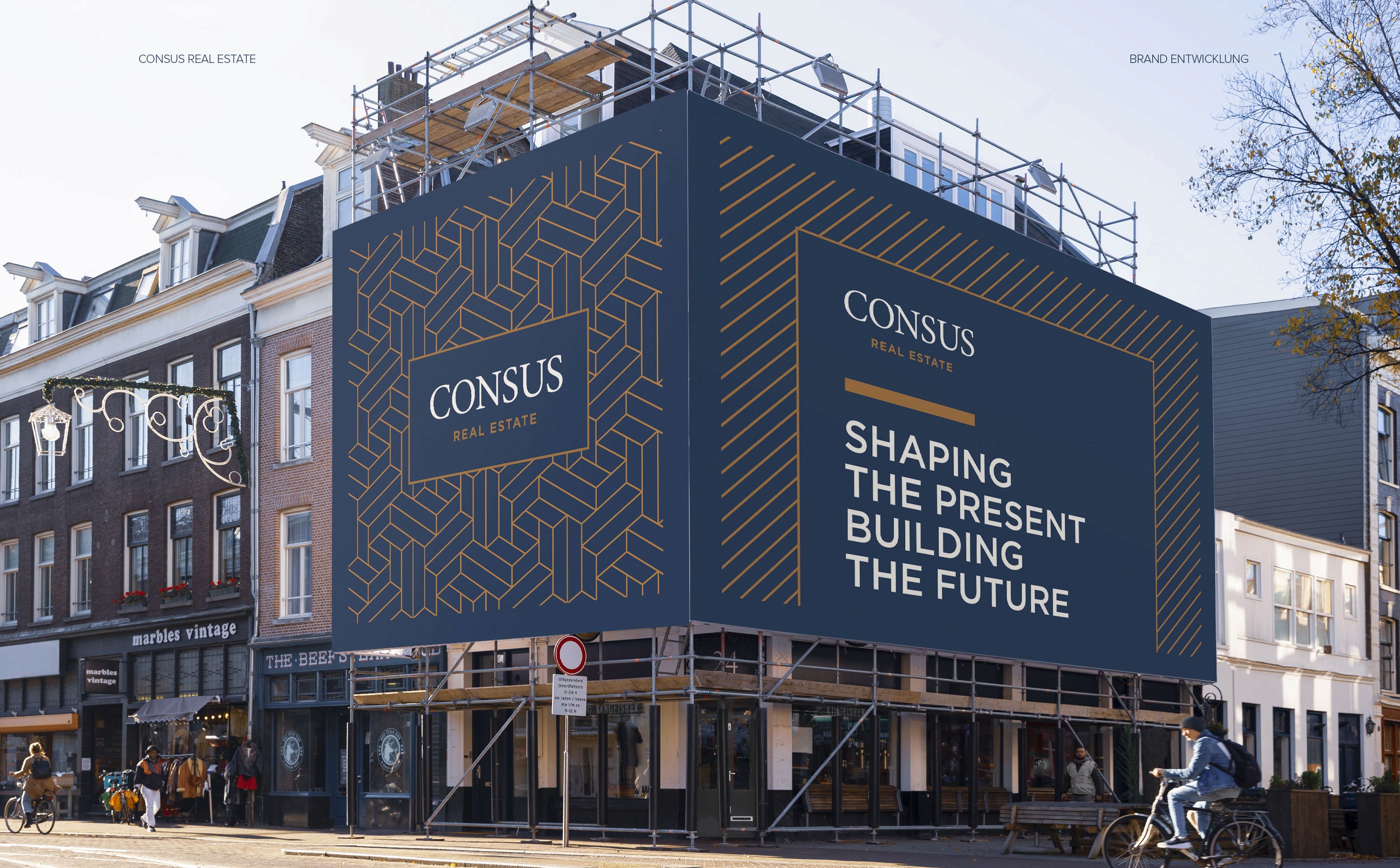 Außenbeschilderung und Baustellenbanner im Corporate Design von Consus Real Estate – klare Markenpräsenz im urbanen Umfeld.